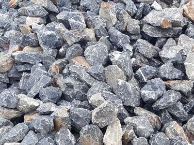 Kamień łamany czarny z kolorowymi żyłkami 90-150mm